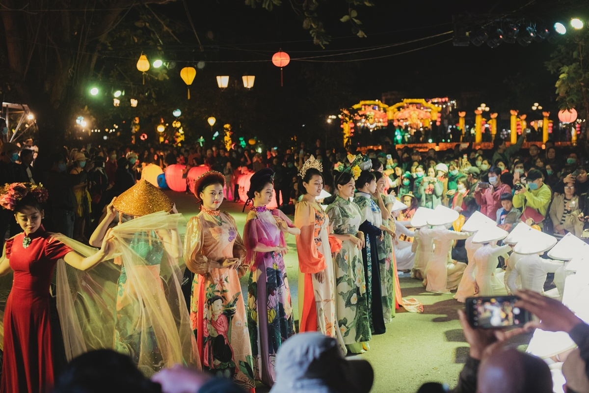 Ao dai show excites crowds at Hoi An Ancient Town